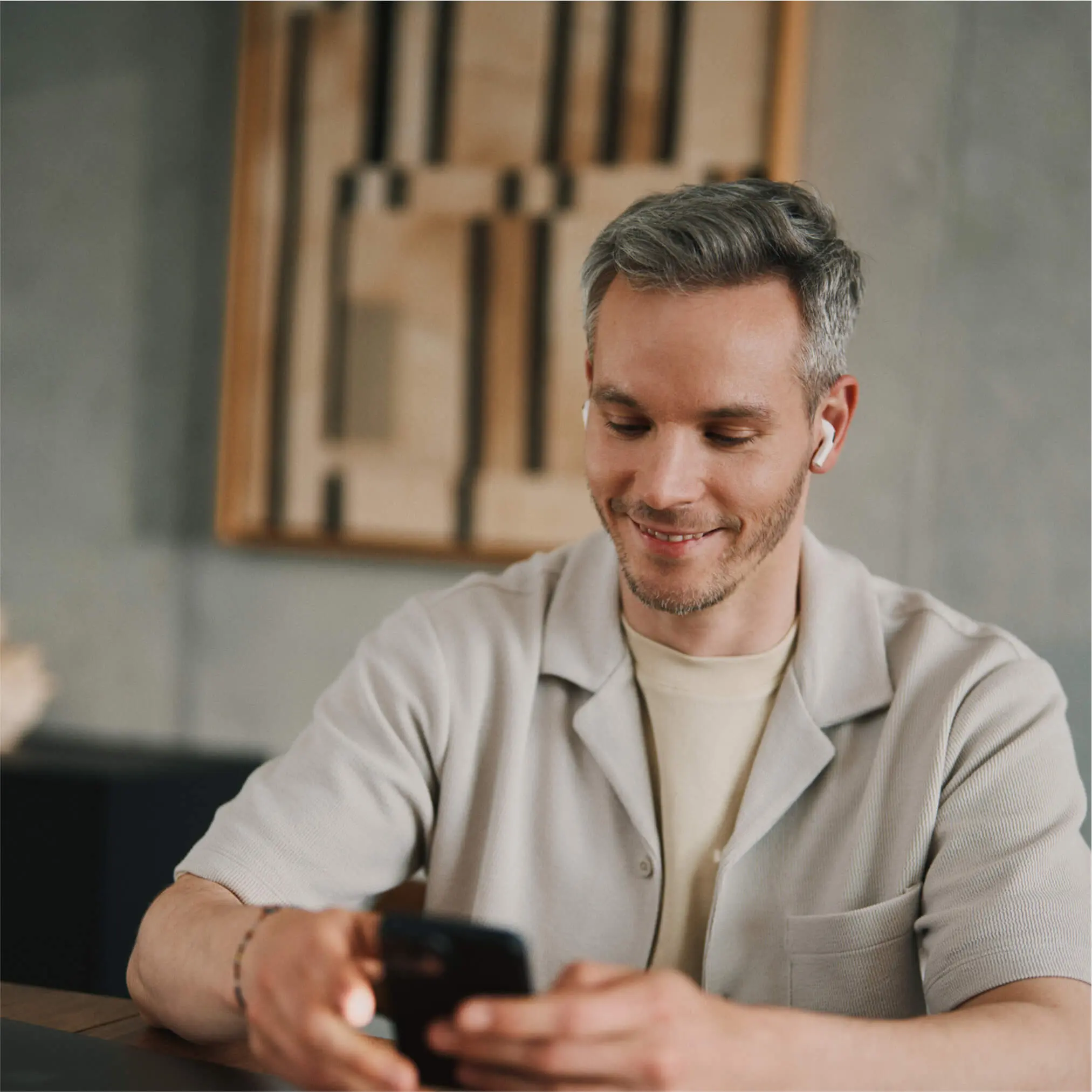 Uomo sorridente e rilassato